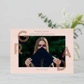 Moderne Script Graduate Announcement Foil Card Folieneinladung (Stehend vorne)