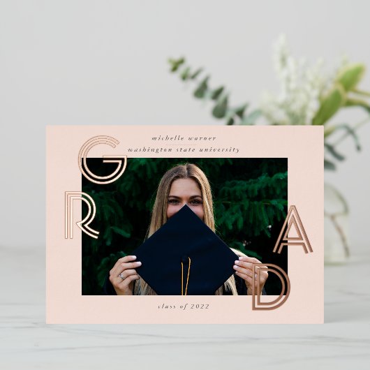 Moderne Script Graduate Announcement Foil Card Folieneinladung (Stehend vorne)