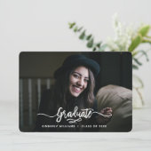 Moderne Script Graduation Party Einladung (Stehend Vorderseite)