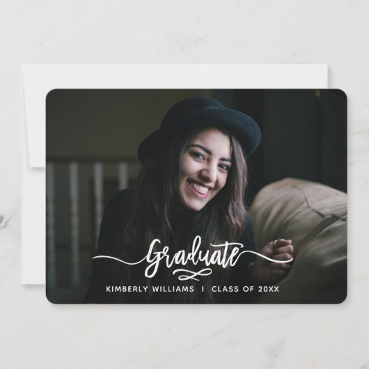 Moderne Script Graduation Party Einladung (Vorderseite)
