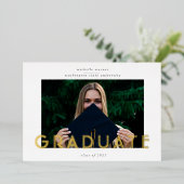 moderne Script-Graduiertenankündigungskarte Folieneinladung (Stehend vorne)