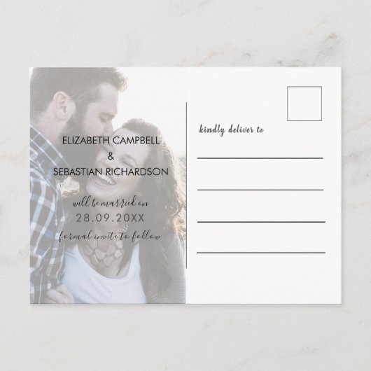 Moderne Script Greenerity Wedding Save the Date Ankündigungspostkarte (Rückseite)