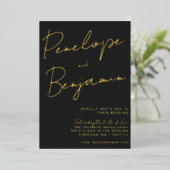 Moderne Script Handwriting Black and Gold Wedding Folieneinladung (Stehend vorne)