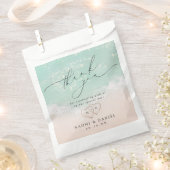 Moderne Script Hearts in the Sand Beach Wedding Geschenktütchen (Ausgeschnitten)