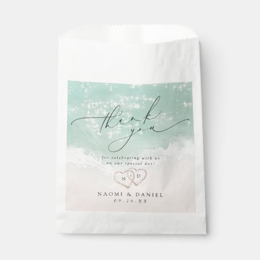 Moderne Script Hearts in the Sand Beach Wedding Geschenktütchen (Vorderseite)