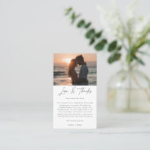 Moderne Script-Liebe & Danke Beach Foto Hochzeit Platzkarte (Stehend Vorderseite)