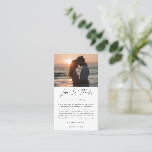 Moderne Script-Liebe & Danke Beach Foto Hochzeit Platzkarte (Stehend Vorderseite)