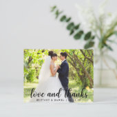 Moderne Script-Liebe und dank Couple Wedding Postkarte (Stehend Vorderseite)