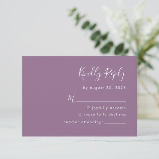 Moderne Script Mauve Wedding RSVP Karte (Stehend Vorderseite)