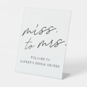 Moderne Script Miss zu Mrs. Brautparty Willkommen Sockelschild (Vorderseite)