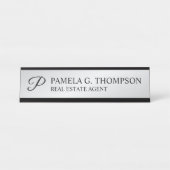 Moderne Script Monogram Black und Silver Schreibtischnamensplakette (Vorderseite )