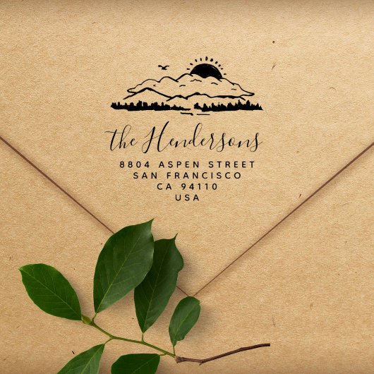 Moderne Script Mountains Family Rücksendeadresse Gummistempel