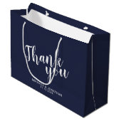 Moderne Script Navy Blue Gastgeschenk Hochzeit Große Geschenktüte (Vorderseite Schrägansicht)