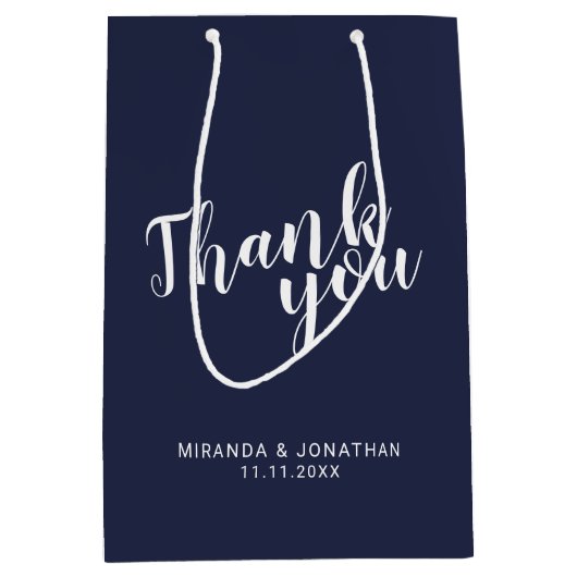 Moderne Script Navy Blue Gastgeschenk Hochzeit Mittlere Geschenktüte (Vorderseite)