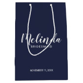 Moderne Script Navy Blue Personalisiert Bridesmaie Mittlere Geschenktüte (Vorderseite)