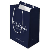 Moderne Script Navy Blue Personalisiert Bridesmaie Mittlere Geschenktüte (Vorderseite Schrägansicht)