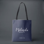 Moderne Script Navy Blue Personalisiert Bridesmaie Tasche<br><div class="desc">Moderne Script Navy Blue Personalisiert Bridesmaids Tote Bag mit personalisierten Namen der Brautjungfrau im modernen kalligraphischen Schriftart Stil mit Titel und Hochzeitdatum in modernen sans serif Schriftart Stil auf marineblau Hintergrund. Auch perfekt für die Trauzeugin,  Blumenmädchen,  Brautmutter und vieles mehr.</div>