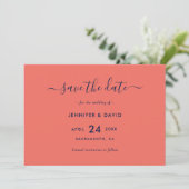 Moderne Script Navy Blue und Coral Wedding Save The Date (Stehend Vorderseite)