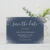 Moderne Script Navy Blue und Silver Glitzer Hochze Save The Date (Stehend Vorderseite)