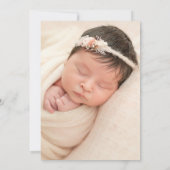 Moderne Script Peach Baby Foto Taufe Einladung (Rückseite)