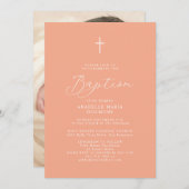 Moderne Script Peach Baby Foto Taufe Einladung (Vorne/Hinten)