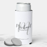 Moderne Script-Personalisierte Trauzeuge können kü Selters Dosenkühler<br><div class="desc">Fügen Sie eine persönliche Touch zu Ihrer Hochzeit mit personalisierten Trauzeugen kann kühler. Dies kann cooler mit personalisierten Trauzeugen Namen in grau modernen Skript-Schriftart-Stil und Monogramm in hellgrau modernen Drehbuch-Schriftart-Stil als Hintergrund mit Titel und Hochzeit Datum in grau modernen sans Serif Schriftart Stil auf weißem Hintergrund. Auch perfekt für Trauzeuge,...</div>