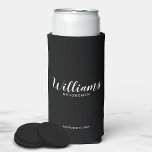 Moderne Script-Personalisierte Trauzeuge können kü Selters Dosenkühler<br><div class="desc">Moderne Script Personalisierte Trauzeugen Can Cooler mit dem Namen des personalisierten Trauzeugen im modernen,  weißen Script-Schriftart Stil mit Titel und Hochzeitsdatum in modernen Sans Serif Schriftart Stil auf schwarzem Hintergrund. Auch perfekt für Trauzeugin,  Blütenmädchen,  Brautmutter,  Trauzeuge,  Trauzeuge und mehr.</div>