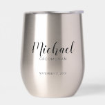 Moderne Script-Personalisierte Trauzeugen<br><div class="desc">Moderne Drehbuch Personalisierte Trauzeugen Thermal Wine Tumbler mit dem Namen des personalisierten Trauzeugen im modernen,  schwarz-Script-Schriftart Stil mit Titel und Hochzeitstag in modernen sans serif Schriftart Stil. Auch perfekt für Trauzeugin,  Blütenmädchen,  Brautmutter,  Trauzeuge und mehr.</div>