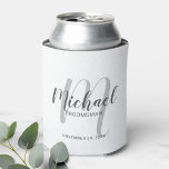 Moderne Script-Personalisierte Trauzeugen Dosenkühler<br><div class="desc">Fügen Sie eine persönliche Touch zu Ihrer Hochzeit mit personalisierten Trauzeugen kann kühler. Dies kann cooler mit dem Namen personalisierter Trauzeugen in grau modernem Script Schriftart Stil und Monogramm in hellgrau modernen Drehbuch-Schriftart Stil als Hintergrund mit Titel und Hochzeitdatum in grau modernen sans serif Schriftart Stil. Auch perfekt für Trauzeuge,...</div>