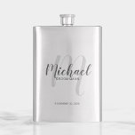 Moderne Script-Personalisierte Trauzeugen Flachmann<br><div class="desc">Fügen Sie Ihrer Hochzeit eine persönliche Touch mit personalisierten Trauzeugen Flasche. Diese Flasche zeigt den Namen des personalisierten Trauzeugen im Stil von grauem, modernem Script-Schriftart und Monogramm im hellgrauen, modernen Script-Schriftart-Stil als Hintergrund mit Titel und Hochzeitdatum in grauem, modernem Sans Serif Schriftart Stil. Auch perfekt für Trauzeuge, Brautvater und mehr....</div>