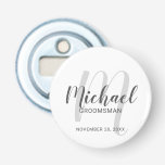 Moderne Script-Personalisierte Trauzeugen Flaschenöffner<br><div class="desc">Fügen Sie Ihrer Hochzeit eine persönliche Touch mit einem personalisierten Trauzeugen Flaschenöffner hinzu. Dieser Flaschenöffner zeigt den Namen der personalisierten Trauzeugen im Stil von grauem, modernem Script-Schriftart und Monogramm im hellgrauen, modernen Script-Schriftart-Stil als Hintergrund mit Titel und Hochzeitsdatum in grauem, modernem Sans Serif-Schriftart auf weißem Hintergrund. Auch perfekt für Trauzeuge,...</div>