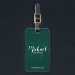 Moderne Script-Personalisierte Trauzeugen Gepäckanhänger<br><div class="desc">Fügen Sie Ihrer Hochzeit eine persönliche Touch mit personalisierten Trauzeugen Gepäckanhänger hinzu. Dieses Gepäckanhänger zeichnet sich durch den Namen personalisierter Trauzeugen im Stil von weißen, modernen Drehbuch-Schriftart und Monogramm in hellgrün modernen Drehbuch-Schriftart-Stil als Hintergrund mit Titel und Hochzeitsdatum in weiß modernen Sans Serif Schriftart Stil auf smaragdgrünen Hintergrund. Auch perfekt...</div>