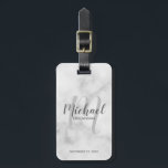 Moderne Script-Personalisierte Trauzeugen marbeln Gepäckanhänger<br><div class="desc">Fügen Sie Ihrer Hochzeit eine persönliche Touch mit personalisierten Trauzeugen Gepäckanhänger hinzu. Dieses Gepäckanhänger zeigt den Namen der personalisierten Trauzeugen im Stil eines grauen, modernen Drehbuch-Schriftartes und Monogramm im hellgrauen, modernen Script-Schriftart-Stil als Hintergrund mit Titel und Hochzeitsdatum in grauem, modernem Sans Serif-Schriftart auf weißem Marmorboden. Auch perfekt für Trauzeuge, Brautvater...</div>