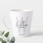 Moderne Script-Personalisierte Trauzeugen Milchtasse<br><div class="desc">Moderne Minimalistische Personalisierte Monogramm- und Namensgeschenke Dieses Design zeichnet sich durch einen personalisierten Namen im modernen, grau-modernen Stil der Handschrift Schriftart und Monogramm in hellgrau modernen Sans Serif Schriftart Stil als Hintergrund aus, mit Hochzeitsdetails in grau modernen Sans Serif Schriftart Stil, auf weißem Hintergrund. Auch perfekt für Trauzeuge, Trauzeugin, Brautmädchen...</div>