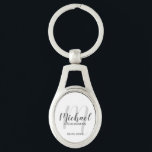 Moderne Script-Personalisierte Trauzeugen Schlüsselanhänger<br><div class="desc">Fügen Sie Ihrer Hochzeit eine persönliche Touch mit personalisierten Trauzeugen Schlüsselanhänger hinzu. Dieser Schlüsselanhänger zeichnet sich durch den Namen personalisierter Trauzeugen im modernen, grau-modernen Script-Schriftart-Stil und Monogramm im hellgrauen modernen Script-Schriftart-Stil als Hintergrund mit Titel und Hochzeitdatum in grau modernen sans Serif Schriftart Stil auf weißem Hintergrund. Auch perfekt für Trauzeuge,...</div>