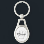 Moderne Script-Personalisierte Trauzeugen Schlüsselanhänger<br><div class="desc">Fügen Sie Ihrer Hochzeit eine persönliche Touch mit personalisierten Trauzeugen Schlüsselanhänger hinzu. Dieser Schlüsselanhänger zeichnet sich durch den Namen personalisierter Trauzeugen im modernen, grau-modernen Script-Schriftart-Stil und Monogramm im hellgrauen modernen Script-Schriftart-Stil als Hintergrund mit Titel und Hochzeitdatum in grau modernen sans Serif Schriftart Stil auf weißem Hintergrund. Auch perfekt für Trauzeuge,...</div>