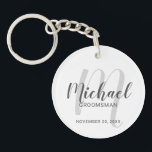 Moderne Script-Personalisierte Trauzeugen Schlüsselanhänger<br><div class="desc">Fügen Sie Ihrer Hochzeit eine persönliche Touch mit personalisierten Trauzeugen Schlüsselanhänger hinzu. Dieser Schlüsselanhänger zeichnet sich durch den Namen personalisierter Trauzeugen im modernen, grau-modernen Script-Schriftart-Stil und Monogramm im hellgrauen modernen Script-Schriftart-Stil als Hintergrund mit Titel und Hochzeitdatum in grau modernen sans Serif Schriftart Stil auf weißem Hintergrund. Auch perfekt für Trauzeuge,...</div>