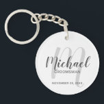 Moderne Script-Personalisierte Trauzeugen Schlüsselanhänger<br><div class="desc">Fügen Sie Ihrer Hochzeit eine persönliche Touch mit personalisierten Trauzeugen Schlüsselanhänger hinzu. Dieser Schlüsselanhänger zeichnet sich durch den Namen personalisierter Trauzeugen im modernen, grau-modernen Script-Schriftart-Stil und Monogramm im hellgrauen modernen Script-Schriftart-Stil als Hintergrund mit Titel und Hochzeitdatum in grau modernen sans Serif Schriftart Stil auf weißem Hintergrund. Auch perfekt für Trauzeuge,...</div>