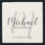 Moderne Script-Personalisierte Trauzeugen Steinuntersetzer<br><div class="desc">Fügen Sie Ihrer Hochzeit eine persönliche Touch mit personalisierten Trauzeugen Stein Untersetzer. Dieser Untersetzer zeichnet sich durch den Namen personalisierter Trauzeugen im modernen, grau-modernen Script-Schriftart-Stil und Monogramm im hellgrauen modernen Script-Schriftart-Stil als Hintergrund mit Titel und Hochzeitdatum in grau modernen sans Serif Schriftart Stil. Auch perfekt für Trauzeuge, Brautvater und mehr....</div>
