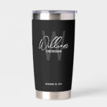 Moderne Script-Personalisierte Trauzeugen Thermobecher<br><div class="desc">Moderne Minimalistische Personalisierte Monogramm- und Namensgeschenke Dieses Design zeichnet sich durch einen personalisierten Namen im modernen, weißen handgeschriebenen Stil Schriftart und Monogramm in hellgrau modernen Sans Serif Schriftart Stil als Hintergrund, mit Hochzeitsdetails in weiß modernen Sans Serif Schriftart Stil auf schwarzem Hintergrund. Auch perfekt für Trauzeuge, Trauzeugin, Brautmädchen und mehr....</div>