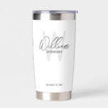 Moderne Script-Personalisierte Trauzeugen Thermobecher<br><div class="desc">Moderne Minimalistische Personalisierte Monogramm- und Namensgeschenke Dieses Design zeichnet sich durch einen personalisierten Namen im modernen, grau-modernen Stil der Handschrift Schriftart und Monogramm in hellgrau modernen Sans Serif Schriftart Stil als Hintergrund aus, mit Hochzeitsdetails in grau modernen Sans Serif Schriftart Stil auf weißem Hintergrund. Auch perfekt für Trauzeuge, Trauzeugin, Brautmädchen...</div>