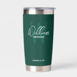 Moderne Script-Personalisierte Trauzeugen Thermobecher<br><div class="desc">Moderne Minimalistische Personalisierte Monogram- und Namensgeschenke Dieses Design zeichnet sich durch personalisierten Namen im modernen Schreibstil und Monogramm in hellgrün-moderner Sans Serif Schriftart Stil als Hintergrund aus,  mit Hochzeitsdetails in weißem,  modernen Sans Serif Schriftart Stil auf smaragdgrünen Hintergrund. Auch perfekt für Trauzeuge,  Trauzeugin,  Brautmädchen und mehr.</div>