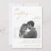 Moderne Script Romantic Foto Gold Wedding Einladung (Vorderseite)