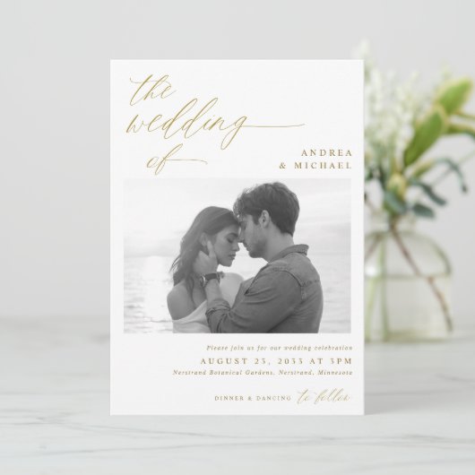 Moderne Script Romantic Foto Gold Wedding Einladung (Stehend Vorderseite)