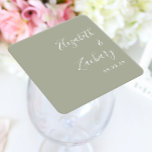 Moderne Script Sage Green Wedding Rechteckiger Pappuntersetzer<br><div class="desc">Diese einfachen,  modernen Hochzeitsfavoriten zeichnen sich durch einen weißen Untersetzer aus,  der auf dem grünen Hintergrund auf dem rechten Rand ausgerichtet ist. Fügen Sie die Namen des Paares in stilvoller Handschrift Kalligrafie hinzu.</div>