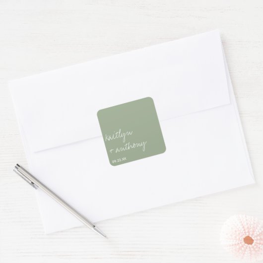 Moderne Script Sage Grüne Minimalistische Hochzeit Quadratischer Aufkleber (Umschlag)