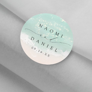 Moderne Script Sand Hearts Beach Wedding Favoriten Runder Aufkleber