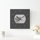 Moderne Script Serenity Leaf Blätter am Strand Quadratische Wanduhr (Zuhause)