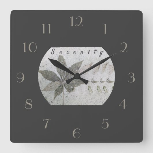 Moderne Script Serenity Leaf Blätter am Strand Quadratische Wanduhr (Vorderseite)