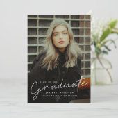 Moderne Script Simple Foto Graduation Party Einladung (Stehend Vorderseite)